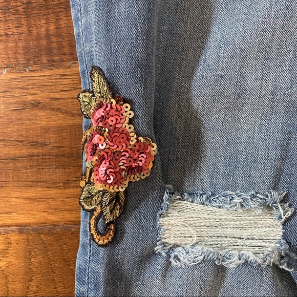 Distressed, embellished Jeans - Picture 4 of 10